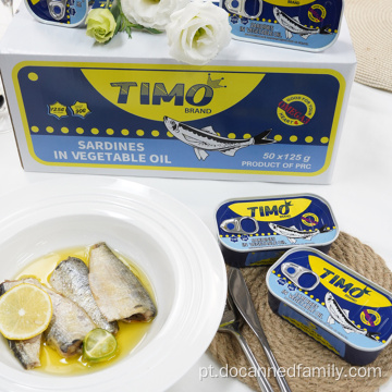 Degustação fresca e exatamente sardinha enlatada